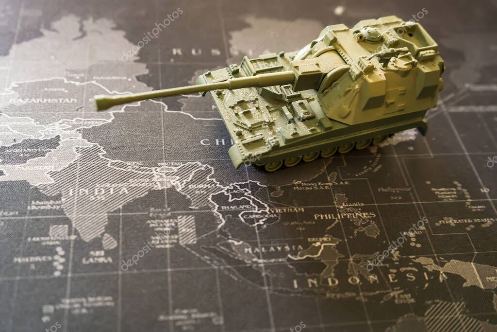 Diorama eines teilweise freigelegten Sturmgeschütz im Sand